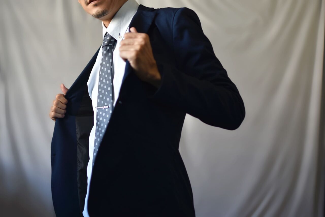 スーツを着こなす男性