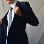 スーツを着こなす男性