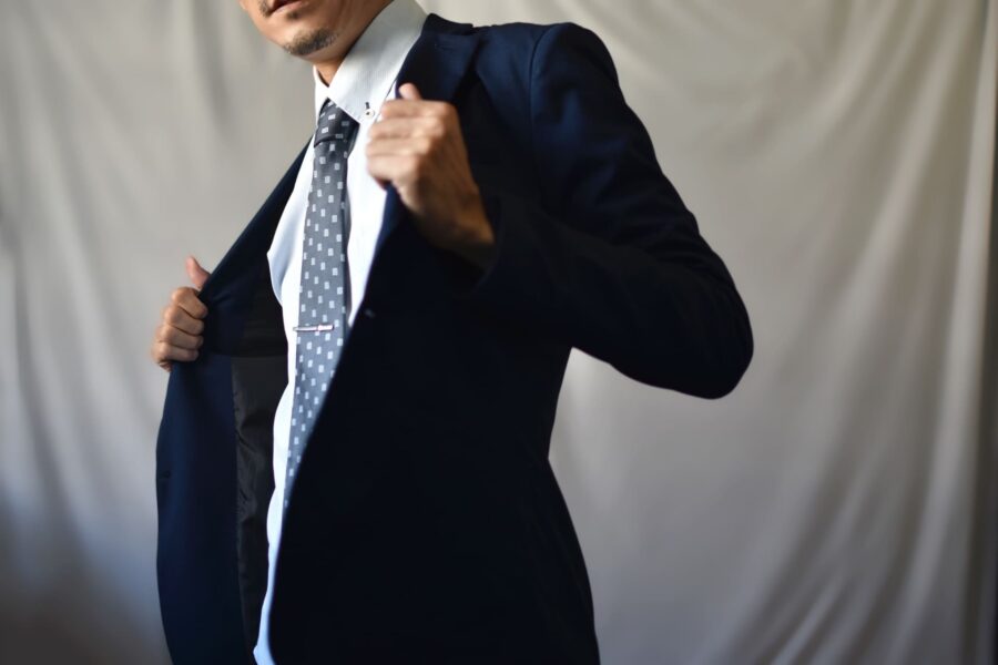 スーツを着こなす男性